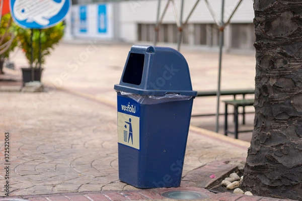 Obraz blue garbage bin
