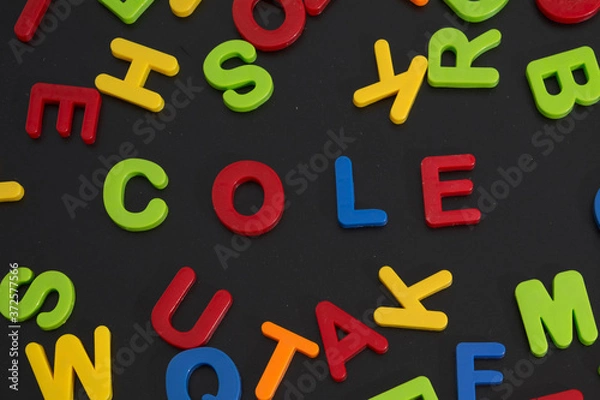Obraz letras de plastico formando la palabra colegio 