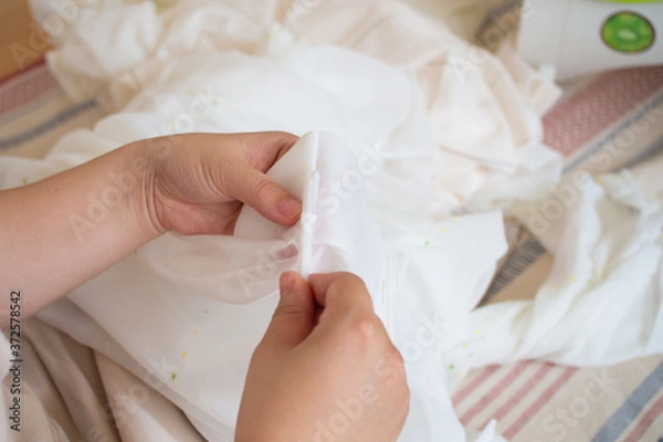 Fototapeta カーテンを付ける準備をしている日本人主婦