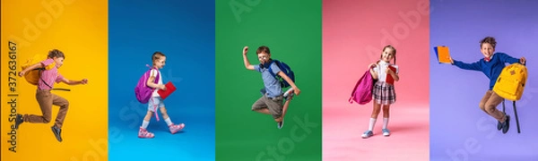 Fototapeta Powrót do szkoły! Kolaż 5 dzieci w wieku szkolnym na kolorowym tle ściany papieru.