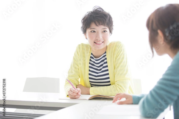 Fototapeta 会話する女子大学生