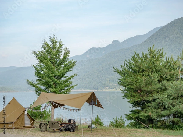 Fototapeta 湖畔のキャンプ風景