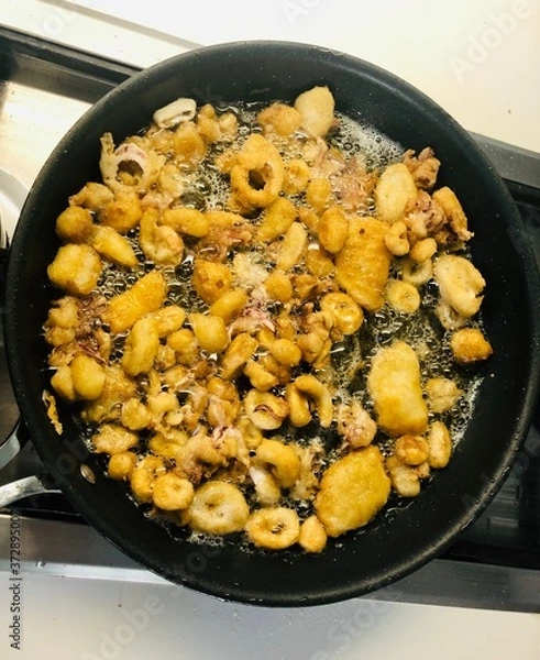 Obraz frying pan with potatoes