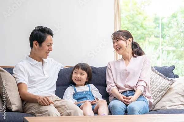 Fototapeta リビングで話す家族・ファミリー