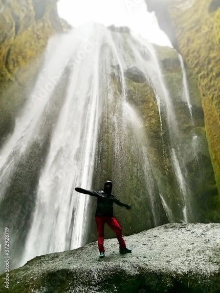Fototapeta En el corazón de una cascada, Islandia