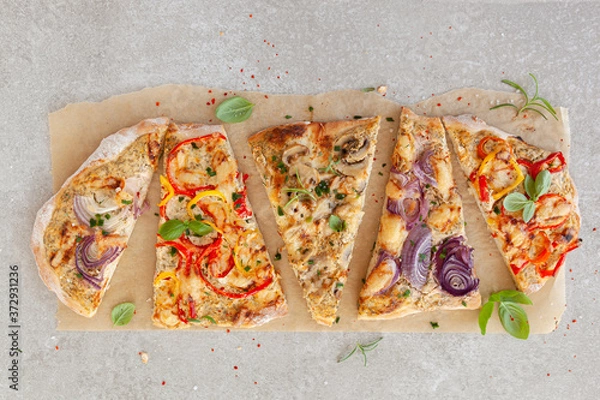 Obraz Hausgemachter Flammkuchen mit bunter Paprika