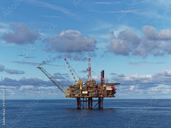 Fototapeta The Gannet A installation owned and operated by Shell UK on a calm, warm Summers day in the UK North Sea.