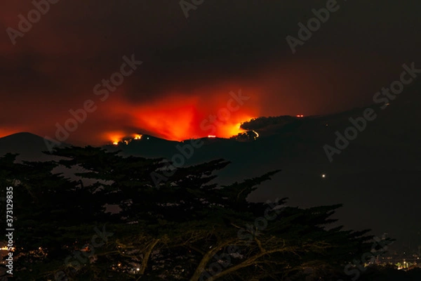 Obraz Salinas River Fire z Monterey, noc z 16.08.2020 r