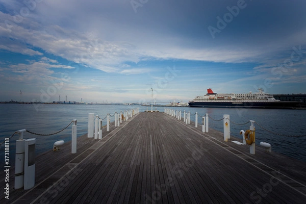 Obraz 夏の横浜港に伸びる桟橋