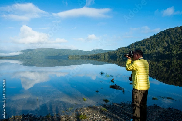 Obraz ニュージーランド、南島、マポウリカ湖を撮影するアクティブシニア男性