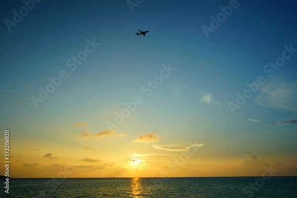 Obraz 日本、沖縄県のビーチ、飛行機と夕景