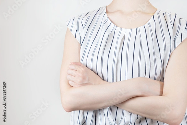 Fototapeta 腕組みするオフィスカジュアルな服装の女性