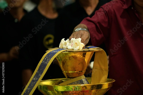 Obraz old man placing cremation flower