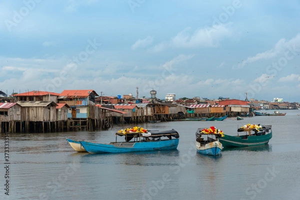 Obraz Wioska rybacka z ich codziennymi łodziami roboczymi. tumaco .Colombia
