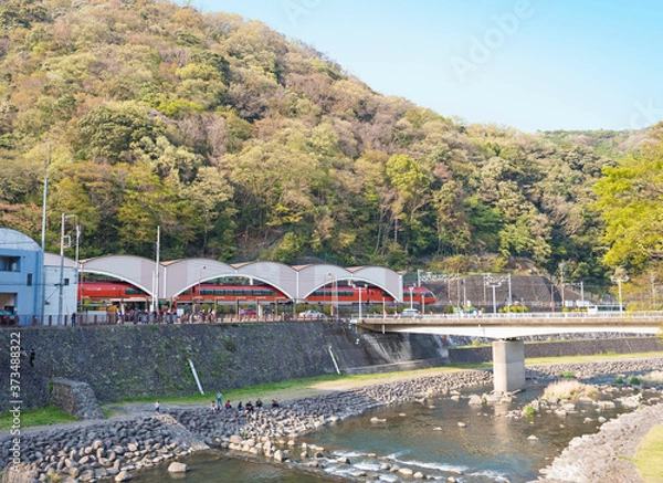 Fototapeta 箱根湯本駅と早川の風景（神奈川県箱根町）