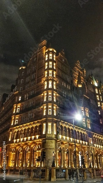 Obraz Toma simétrica de edificio en Londres por la noche