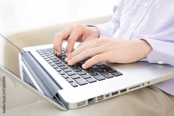 Fototapeta キーボードを打つ男性