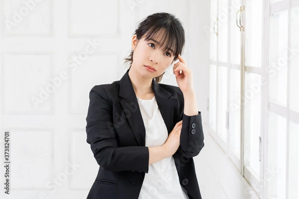 Fototapeta 考えるジェスチャーをする若い女性