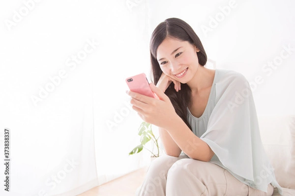 Fototapeta スマホを見る女性