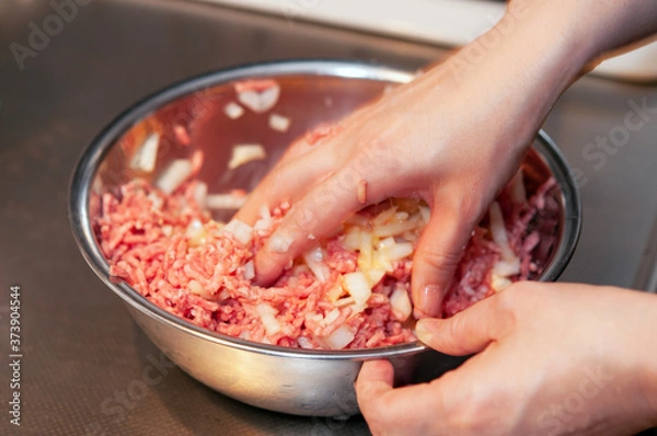 Obraz ハンバーグの材料をこねる女性の手