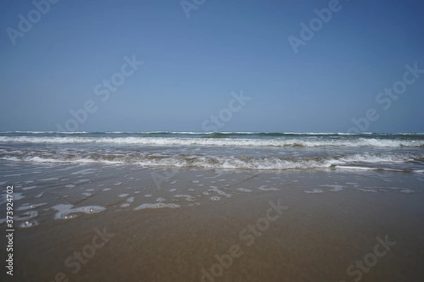 Fototapeta 晴れた日の波打つ海岸
