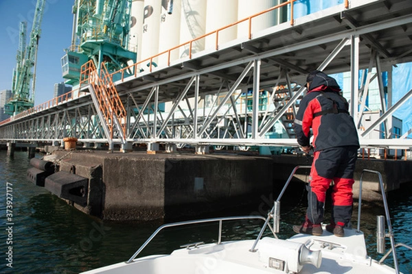 Fototapeta ベイエリア（港湾地帯）でのボートシーバスフィッシング　
