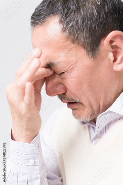 Fototapeta 頭痛のシニア男性
