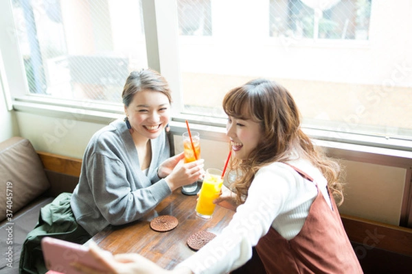 Fototapeta カフェで自撮りする女性