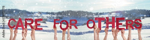 Fototapeta Ludzie trzymając się za ręce, słowo opieki dla innych, śnieżna zima w tle