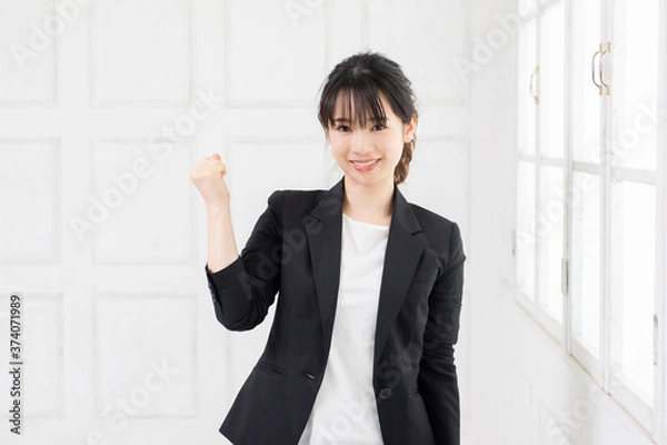 Fototapeta ガッツポーズをする若いビジネスウーマン