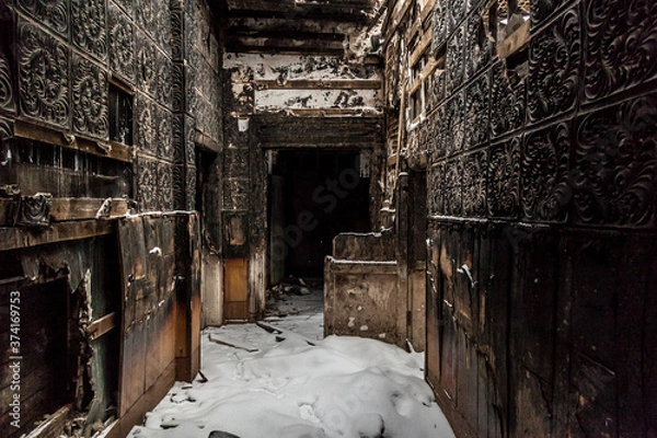 Obraz spalone wnętrze domu