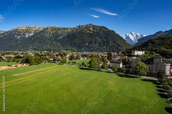 Fototapeta Interlaken Höhenmatte mit Jungfrau Sommer spezieller Blickwinkel blauer Himmel grün Kontraste etwas Wolken  