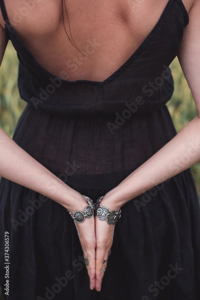 Obraz The girl's hands behind her back