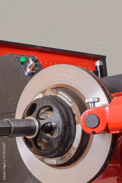 Obraz The brake disc is already machined on the machine. Car repair.