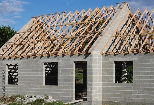 Obraz Rohbau eines Hauses mit Bau des Dachstuhls