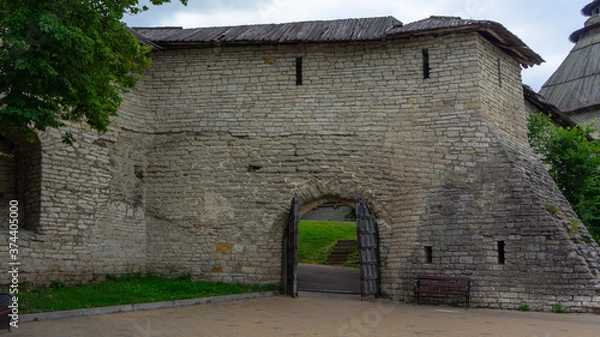 Fototapeta Pskov, Russia. 
Gate to the complex of fortifications on the banks of the Velikaya River