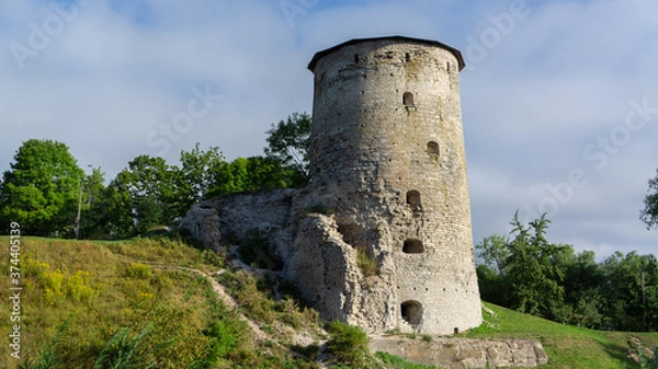 Obraz Gremyachaya tower on Gremyachaya hill in Pskov on the Bank of the Pskova river