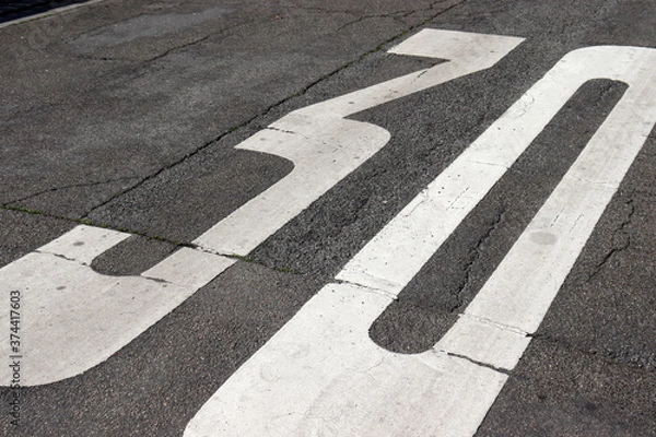 Fototapeta Verkehrsberuhigung: Asphaltmarkierung für Tempo 30 auf der Straße