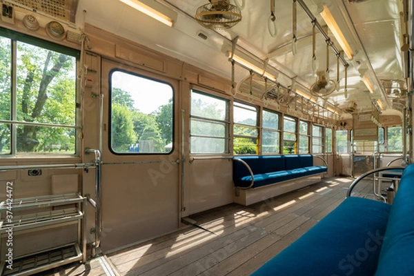 Fototapeta 古い電車の車内の座席