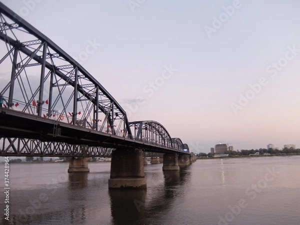 Fototapeta 北朝鮮と国境を接する町丹東の風景