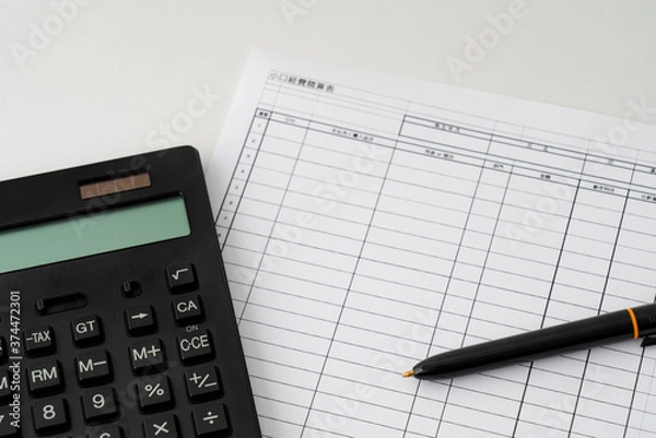 Fototapeta 電卓で経費精算　手書き