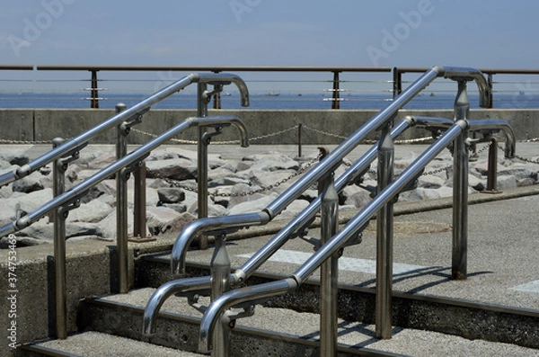 Fototapeta 海辺の遊歩道　うみかぜの路　防潮堤