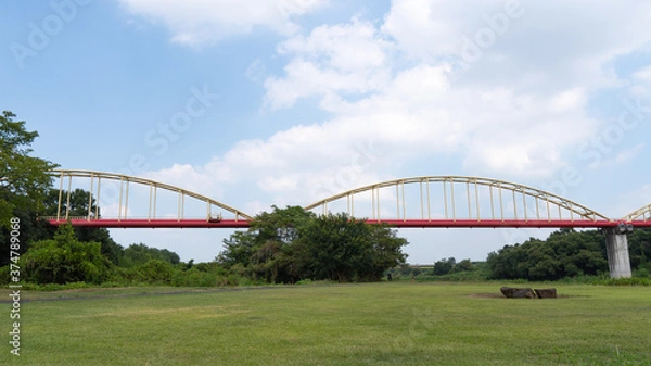 Obraz 青空と芝生の大地と橋梁