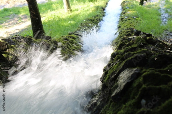 Obraz water flowing into a lake 