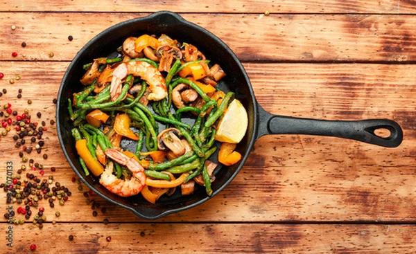 Obraz Shrimp with asparagus beans