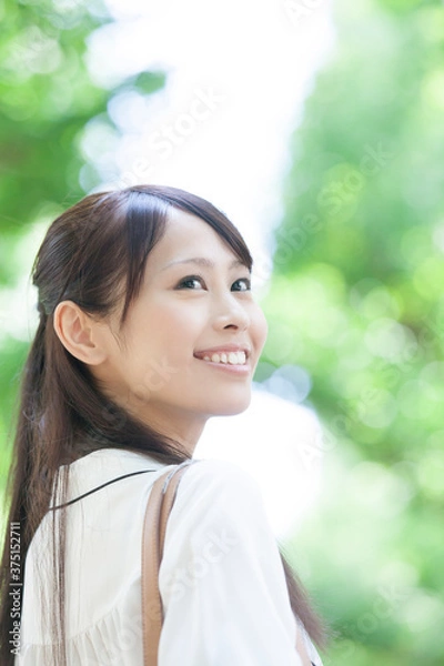 Fototapeta 振り向く女子大学生