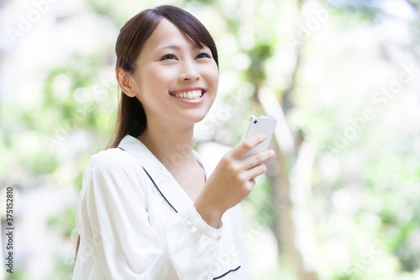 Obraz 携帯メールをする女性