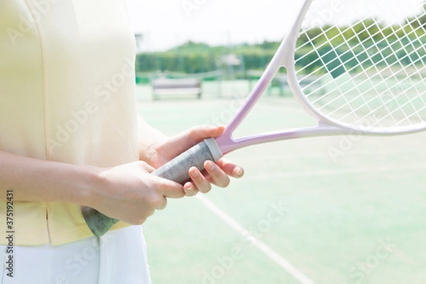 Fototapeta テニスラケットを持つ女性の手元