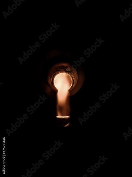 Fototapeta Keyhole on a dark background, yellow low light
