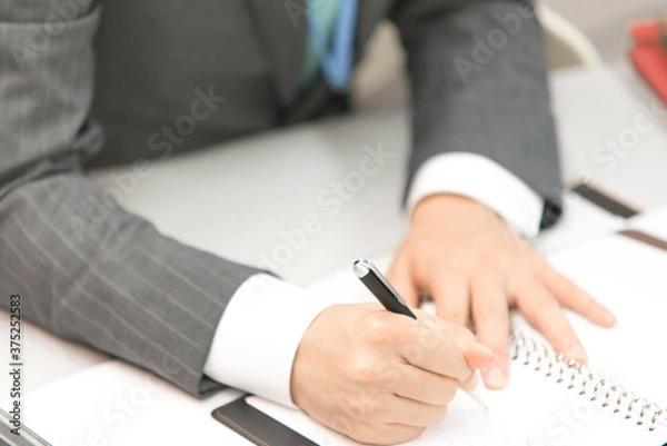 Fototapeta 手帳にメモするＯＬ